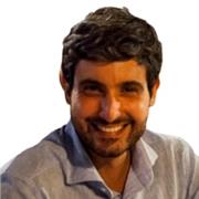 Giovane Insegnante neolaureato